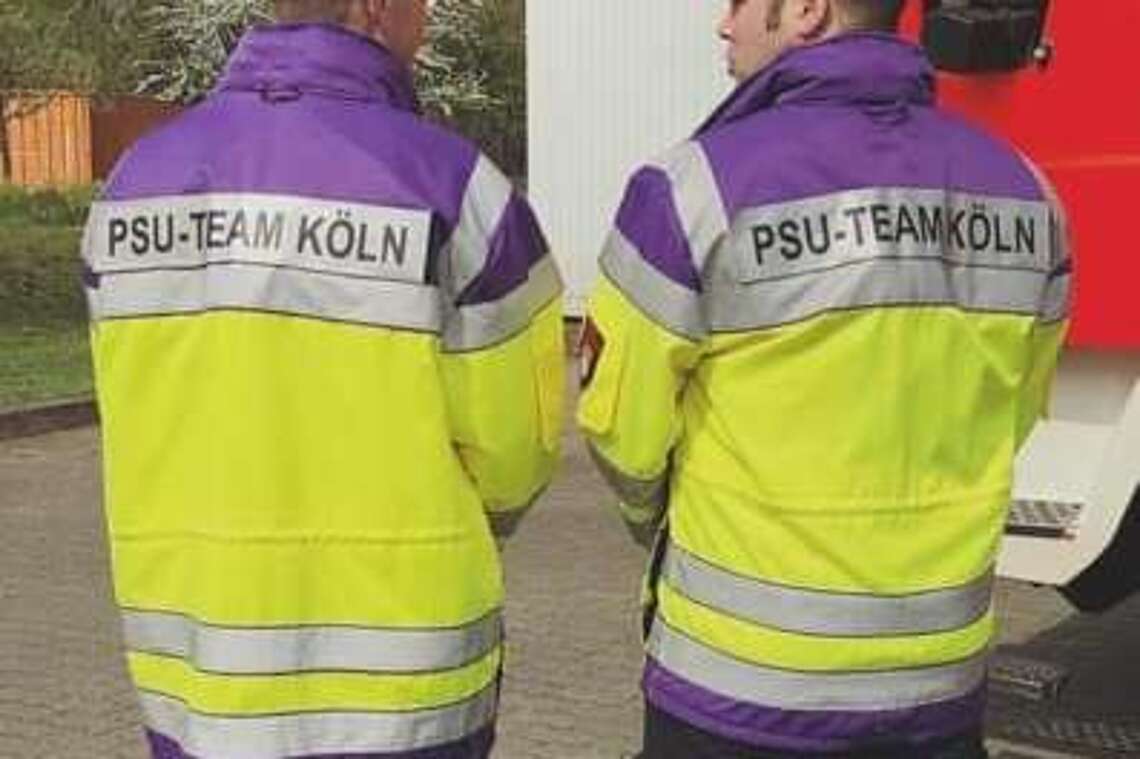 Zwei Feuerwehrmänner mit PSU-Jacke